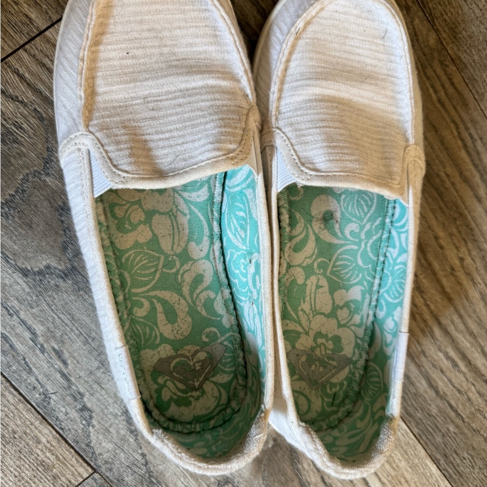 Roxy White Slip-On Flats with Floral Insole. Worn 4x. Too big for me